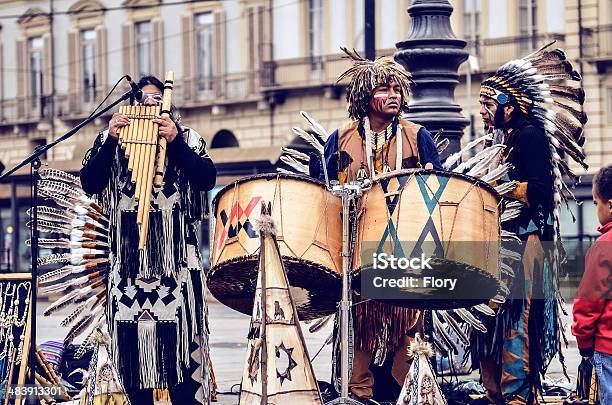 Músico Indios Americanos Foto de stock y más banco de imágenes de Cultura cheroqui - Cultura cheroqui, Músicas del mundo, Actuación - Representación