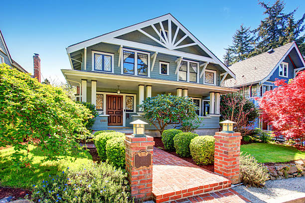istock Gorgeous American home with blue exterior. 483913384