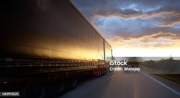 Ciężarówka Na Autostradzie - zdjęcia stockowe i więcej obrazów Samochód dostawczy - Samochód dostawczy, Ciężarówka, Ciężarówka transportowa