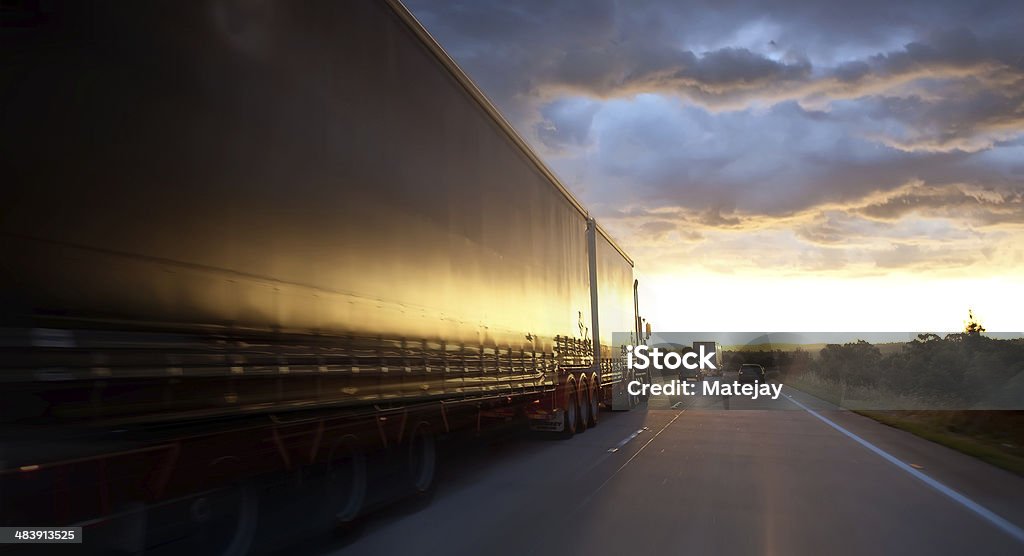 Грузовик на шоссе - Стоковые фото Лёгкий грузовик роялти-фри