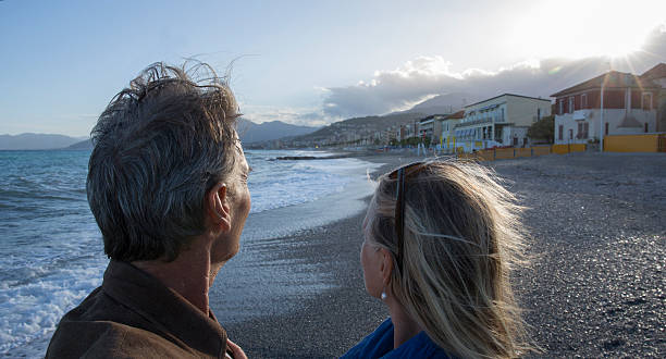 para wychodzi na wybrzeże morza śródziemnego - beach couple satisfaction playing zdjęcia i obrazy z banku zdjęć