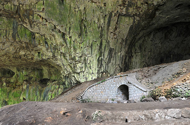 gruta devetashka interior na bulgária - spelaeology imagens e fotografias de stock