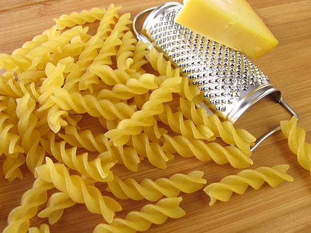 pasta con piccolo grattugia e formaggio - teigwaren foto e immagini stock