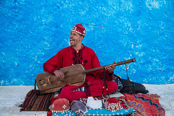 moroccan rabat músico de rua - kasbah des oudayas - fotografias e filmes do acervo