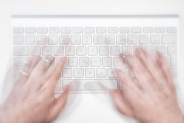 mains, taper sur un clavier sans fil récemment mac apple - emotional stress ideas bullying office photos et images de collection