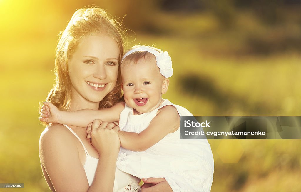 Счастливая семья на природе Мать и ребенок-девочка - Стоковые фото Белый роялти-фри