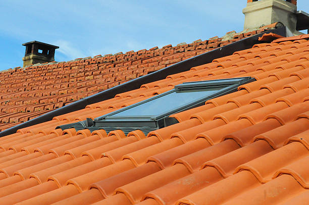 крыша плитки и окна - macro construction building activity roof tile стоковые фото и изображения