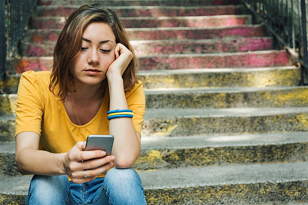 téléphone portable cassez - unemployment fear depression women photos et images de collection