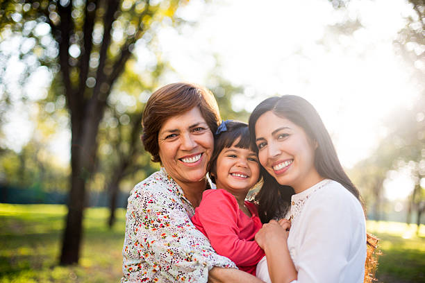 hermosa familia de tres generaciones - three person family fotografías e imágenes de stock