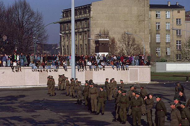 fall of the berliner wall in 1989 - 柏林圍牆 個照片及圖片檔