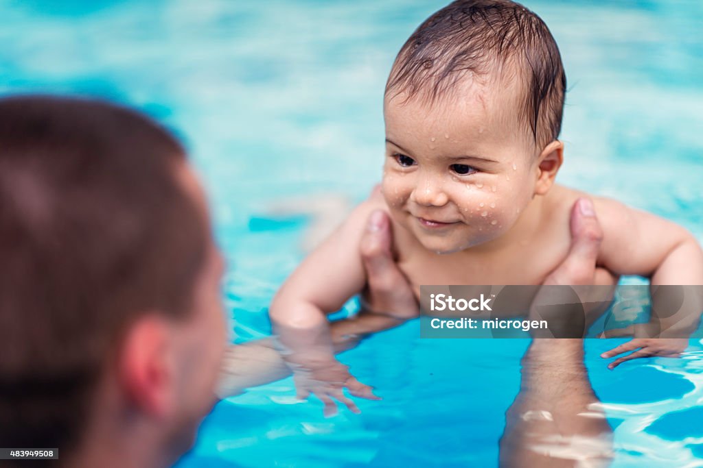 Smilling Bebê Menino na piscina - Foto de stock de Bebê royalty-free