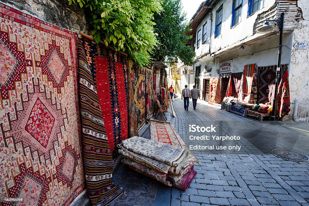 Tradicional de almacenes en el callejón estrecho de Antalya, Turquía - Foto de stock de Aire libre libre de derechos