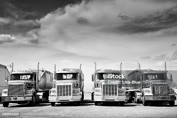 트럭 호송 Route 66 흑백 복고풍에 대한 스톡 사진 및 기타 이미지 - 복고풍, 고풍스런, 세미 트럭