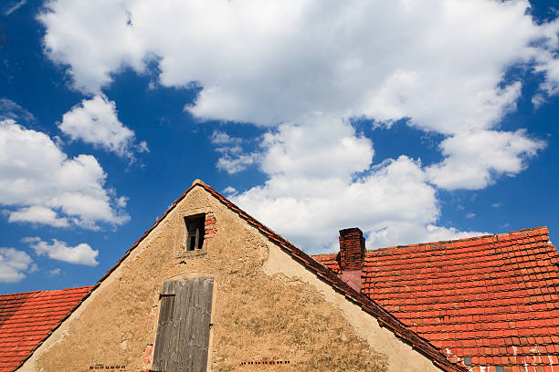 fragmento de casa con chimenea y azul cielo nebulosa - house farm brick chimney fotografías e imágenes de stock