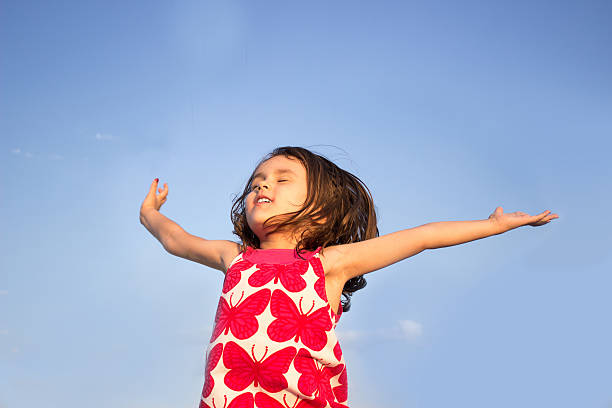 непринужденный little girl flying in air, как бабочка - arms outstretched teenage girls jumping flying стоковые фото и изображения