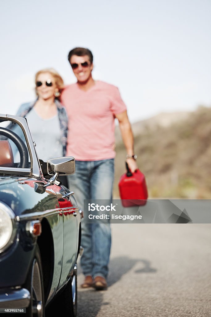 Coppia matura su un Roadtrip - Foto stock royalty-free di Adulto