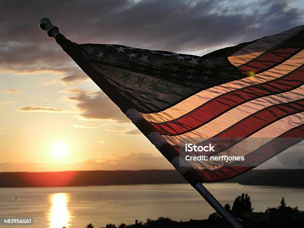 Американский Флаг — стоковые фотографии и другие картинки Звёздно-полосатый флаг - Звёздно-полосатый флаг, Озеро, Закат солнца