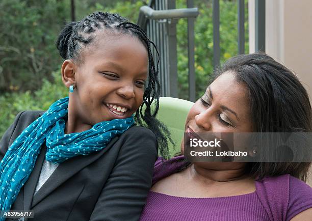 Liebevoll Afroamerikanischen Mutter Und Tochter Stockfoto und mehr Bilder von Afrikanischer Abstammung - Afrikanischer Abstammung, Alleinerzieherin, Bunt - Farbton