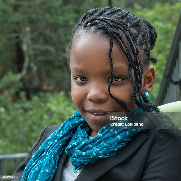 Porträt Von Junge Afroamerikanische Mädchen Stockfoto und mehr Bilder von Afrikanischer Abstammung - Afrikanischer Abstammung, Blick in die Kamera, Bunt - Farbton