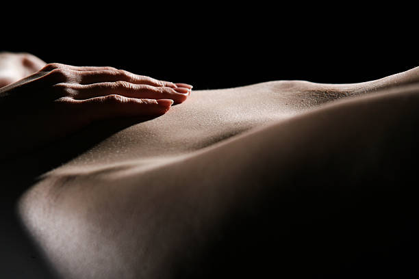 sensuelle femme - massage sensuel photos et images de collection