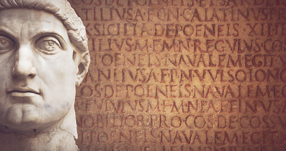 Ante el emperador constantino y escritura latina photo