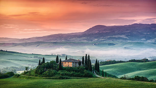 lever du soleil en toscane - tuscany landscape italy siena photos et images de collection