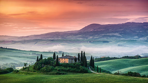 썬라이즈 토스카나 지역에서 - tuscany italy house landscape 뉴스 사진 이미지