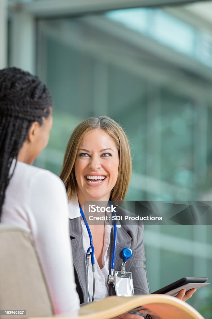 Medico parlando con paziente in ufficio - Foto stock royalty-free di Medico