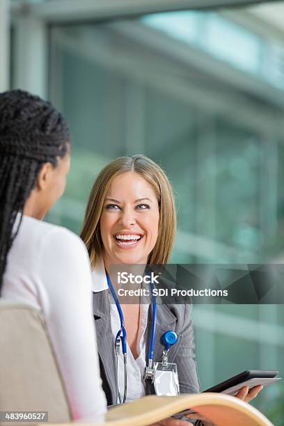 Medico Parlando Con Paziente In Ufficio - Fotografie stock e altre immagini di Medico - Medico, Persone d'affari, Donna in carriera