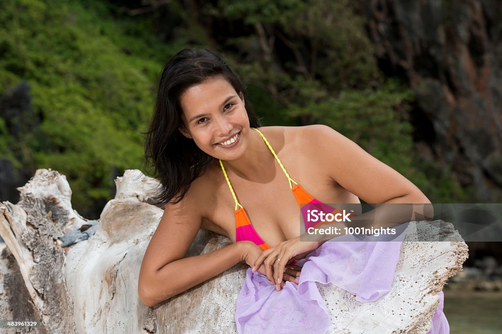 Colpo di moda di un Philippina sulla spiaggia esotica - Foto stock royalty-free di Adulto