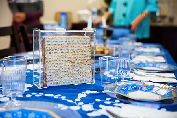 tradizionale pasqua ebraica tabella di seder di pesach - matzo table blue horizontal foto e immagini stock