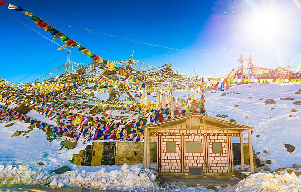bela paisagem no norther parte da índia - tibetan temple imagens e fotografias de stock