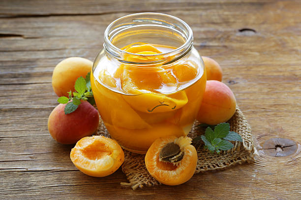 canned peaches obst in einem glas jar - can fruit peaches healthy eating stock-fotos und bilder