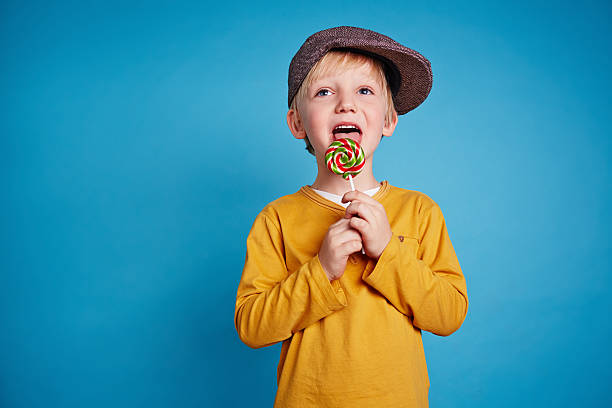 キャンディお楽しみいただけます。 - lollipop sucking candy sweet food ストックフォトと画像