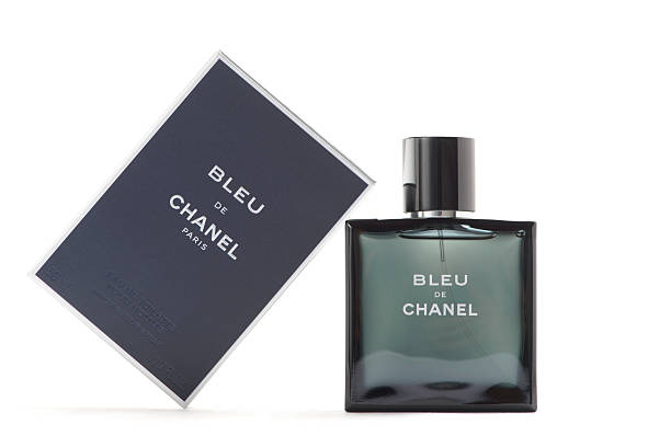 Photo libre de droit de Bleu De Chanel Parfum Pour Hommes banque d'images  et plus d'images libres de droit de Chanel - Chanel, Parfum, Boîte - iStock