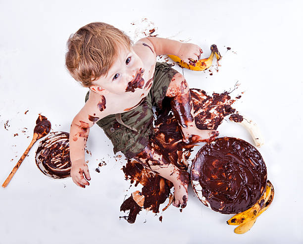 istock little baby eat cake 483989519
