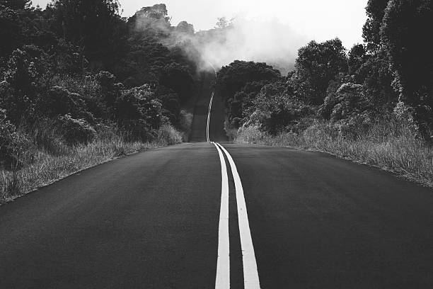 brumeux road - asphalt two lane highway natural phenomenon fog photos et images de collection