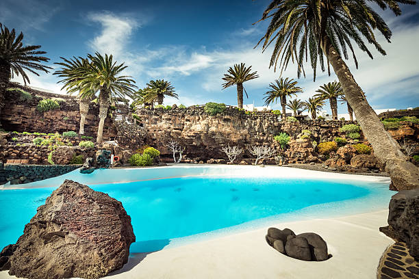 jameos del agua en la piscina, isla de lanzarote - isla de lanzarote fotografías e imágenes de stock