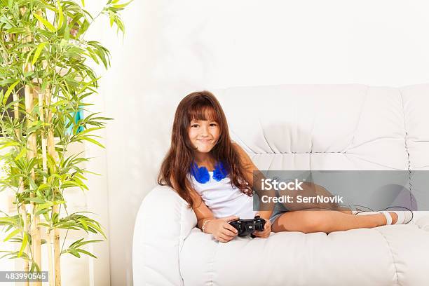 니체 여자아이 비디오 게임의 장면을 연상시키며 흥미롭고 환상적인 분위기를 제어 놀기에 대한 스톡 사진 및 기타 이미지 - 놀기, 놀이, 비디오 게임