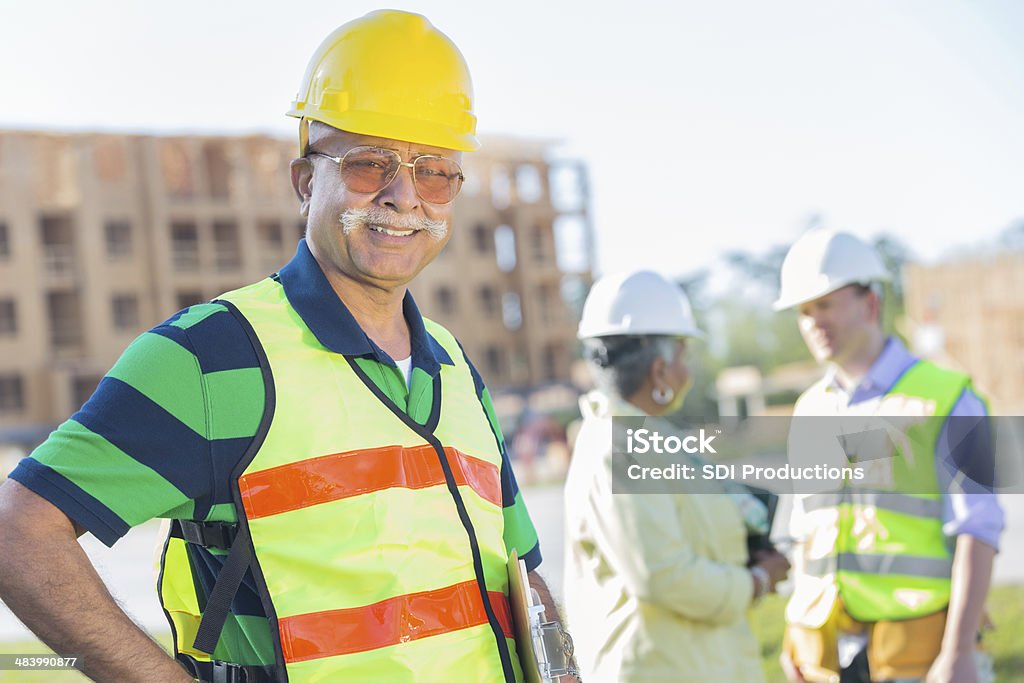 Строительство работник на строительство сайта - Стоковые фото Индийского происхождения роялти-фри