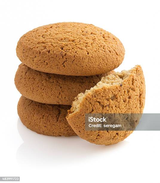 Galletas Dulces Sobre Fondo Blanco Foto de stock y más banco de imágenes de Al horno - Al horno, Alimento, Bebida