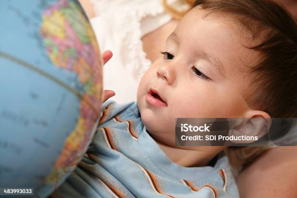 Photo libre de droit de Enfants Profitant De La Géographie Sur Un Globe banque d'images et plus d'images libres de droit de Globe terrestre - Globe terrestre, Tout-petit, 12-17 mois