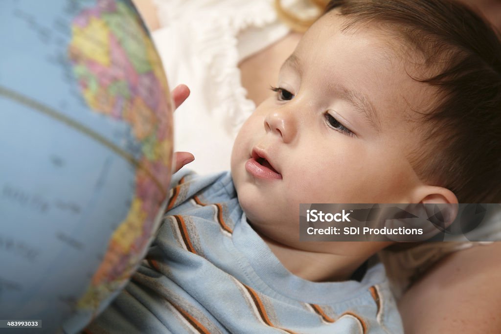 Малыш, наслаждаясь география по всему миру - Стоковые фото Глобус роялти-фри