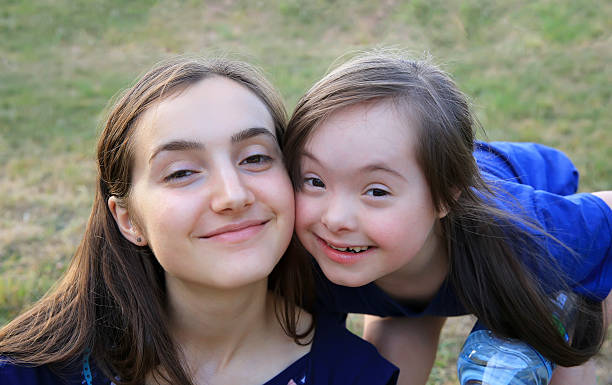 moments de bonheur en famille - child cheerful little girls down syndrome photos et images de collection