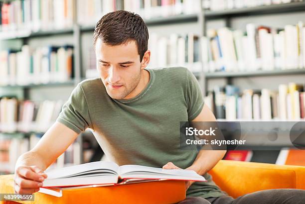 Foto de Masculino Estudante Estudar Na Biblioteca e mais fotos de stock de Livro - Livro, Homens, Ler