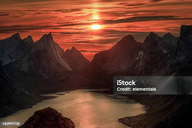 Foto de Sol Da Meianoite Com Reinebringen Verão Em Lofoten Na Noruega e mais fotos de stock de Sol da meia-noite