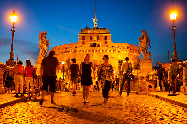 touristen zu fuß durch die engelsburg in rom, italien - aelian bridge stock-fotos und bilder