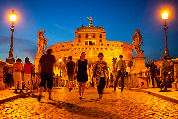 los turistas caminando en sant'angelo castel en roma, italia - aelian bridge fotografías e imágenes de stock