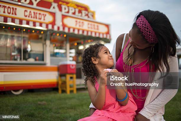 Comer Cotten Doce - Fotografias de stock e mais imagens de Parque de Diversões - Evento de Entretenimento - Parque de Diversões - Evento de Entretenimento, Festa escolar, Festival tradicional