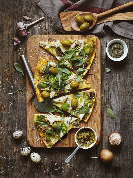 fatias de pizza - spice green leaf gourmet - fotografias e filmes do acervo